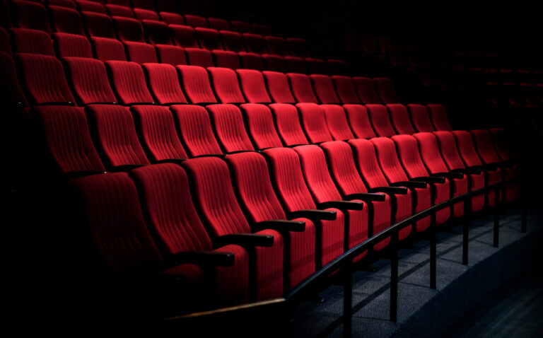 Un teatro vuoto a causa degli scarsi finanziamenti alla cultura.